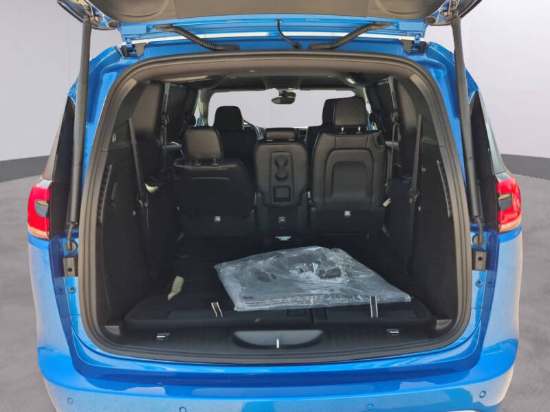 2027 Chrysler Pacifica Select