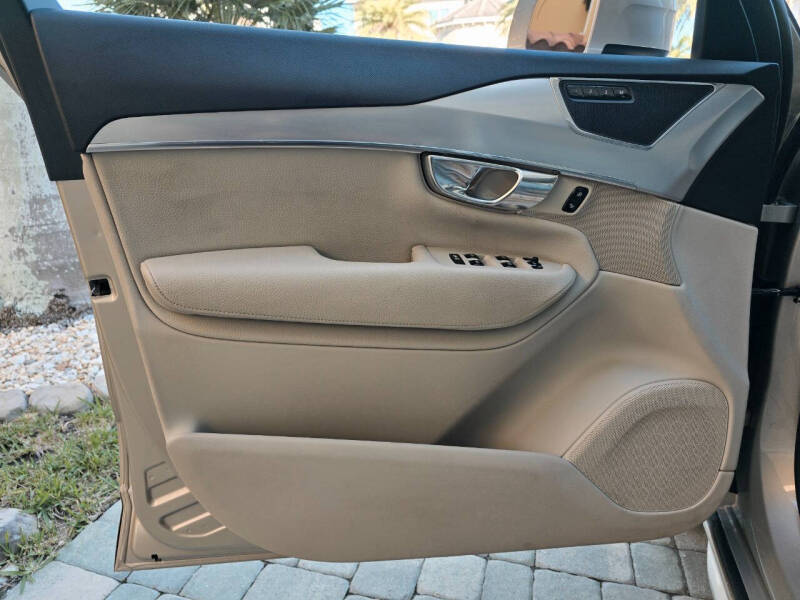 2016 Volvo XC90 T8 eAWD Momentum