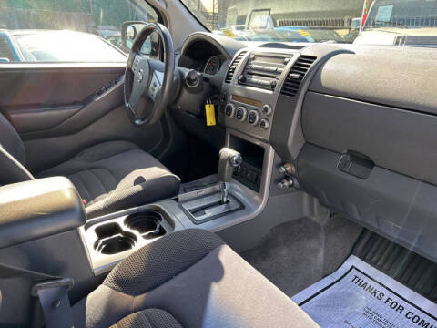 2005 Nissan Pathfinder LE