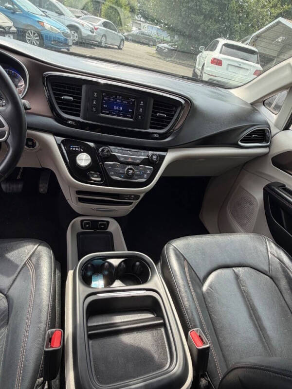 2017 Chrysler Pacifica Touring-L