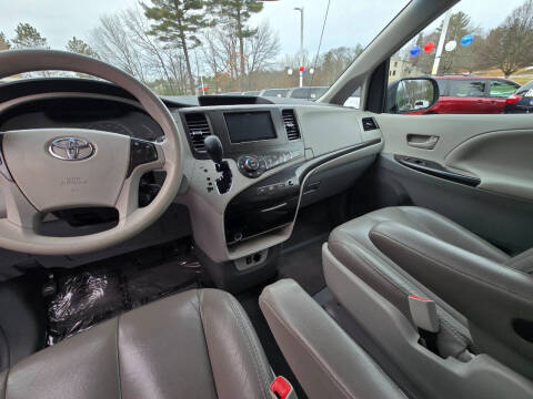 2013 Toyota Sienna LE Mobility 7-Passenger
