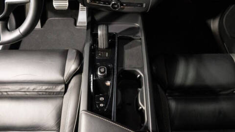 2022 Volvo XC60 B6 R-Design