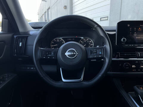 2025 Nissan Pathfinder SV