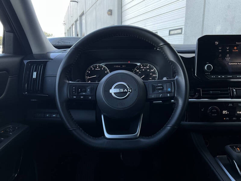 2025 Nissan Pathfinder SV