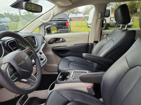 2024 Chrysler Pacifica Plug-In Hybrid Select