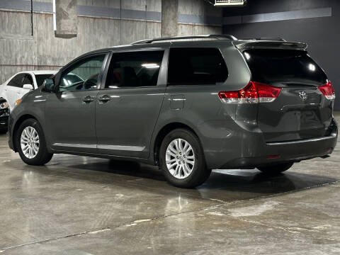 2013 Toyota Sienna XLE 8-Passenger