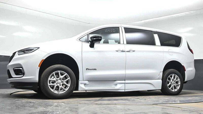 2025 Chrysler Pacifica Select