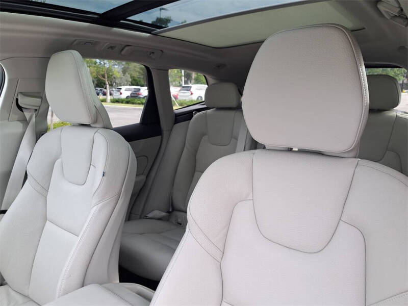 2024 Volvo XC60 B5 Core Dark Theme