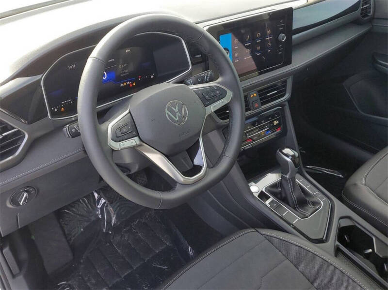 2025 Volkswagen Taos SE Black