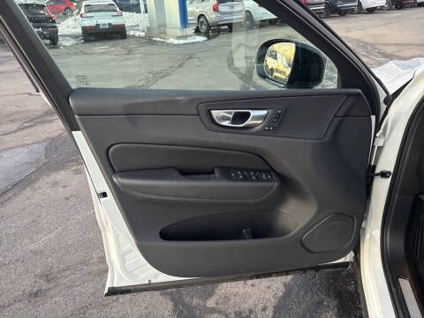 2025 Volvo XC60 B5 Core Dark Theme