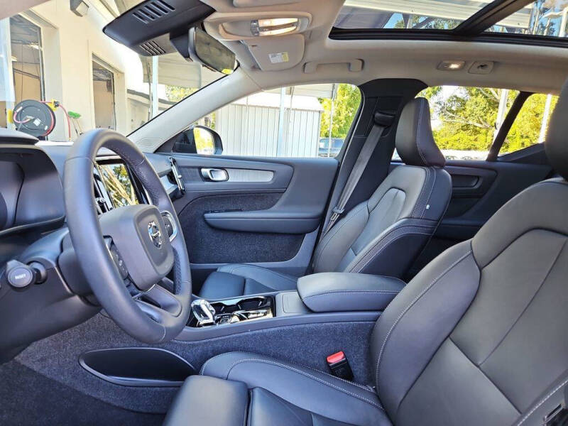 2024 Volvo XC40 B5 Plus Dark Theme