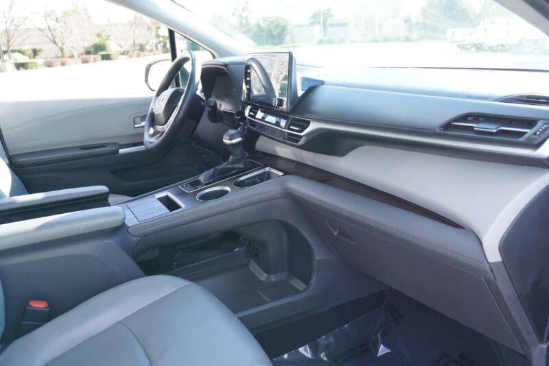 2021 Toyota Sienna XLE 8-Passenger