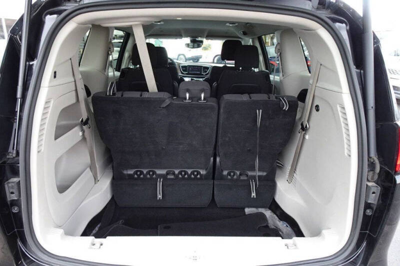 2024 Chrysler Voyager LX