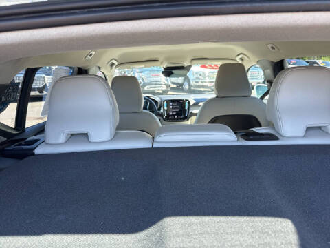 2022 Volvo XC40 T5 Momentum