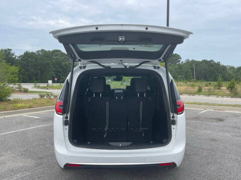 2027 Chrysler Pacifica Select