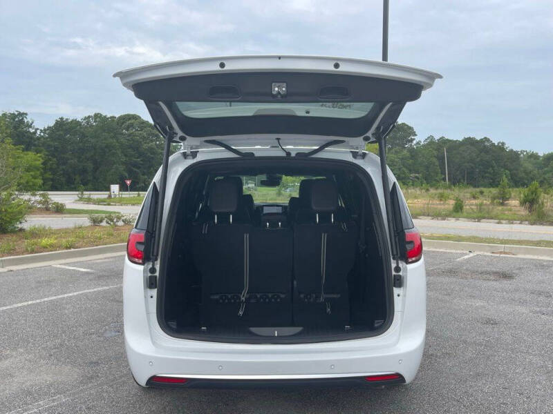 2027 Chrysler Pacifica Select