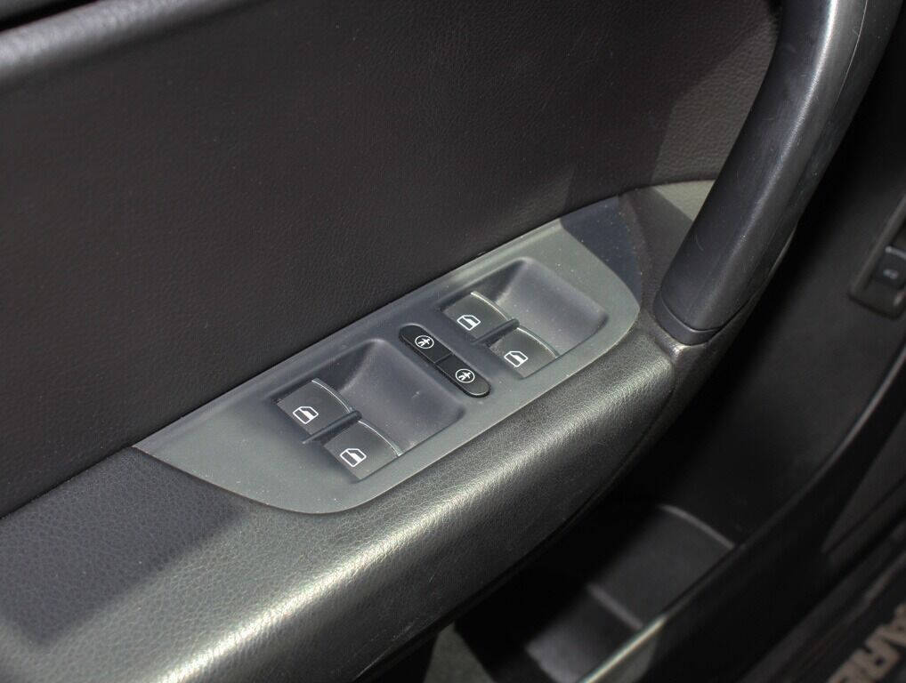 2014 Volkswagen Touareg  - $18,995