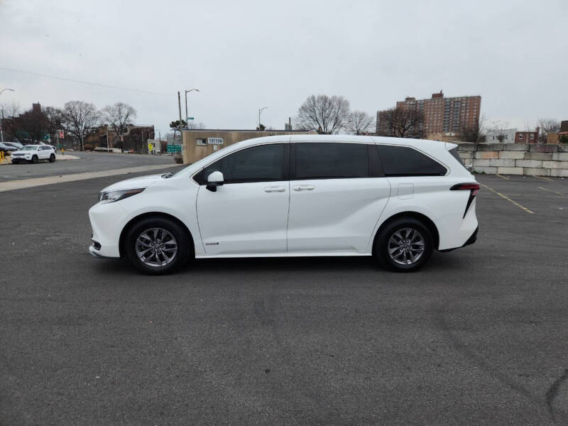 2021 Toyota Sienna LE 8-Passenger