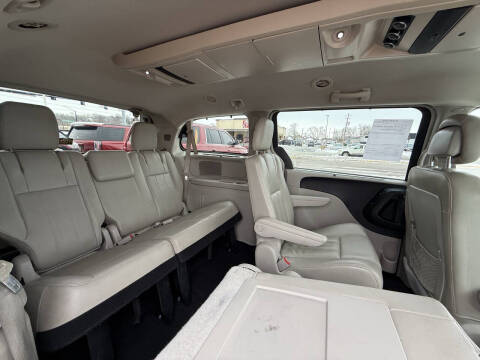 2013 Chrysler Town and Country Touring-L
