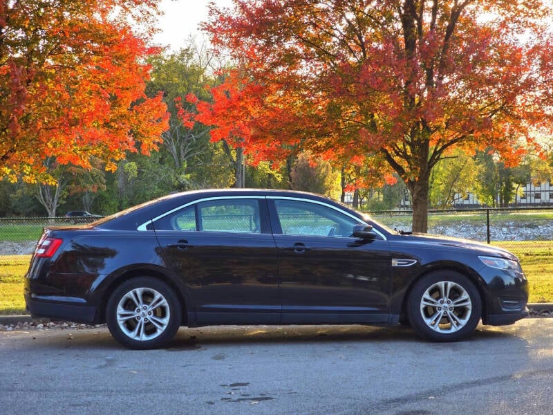 2016 Ford Taurus SEL photo 5