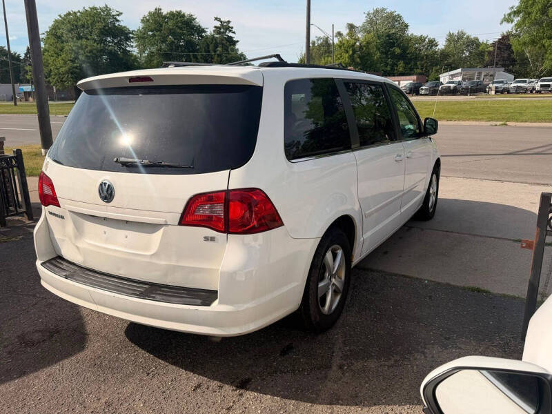 2011 Volkswagen Routan SE