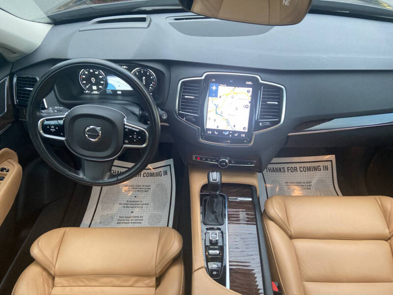 2016 Volvo XC90 T6 Momentum