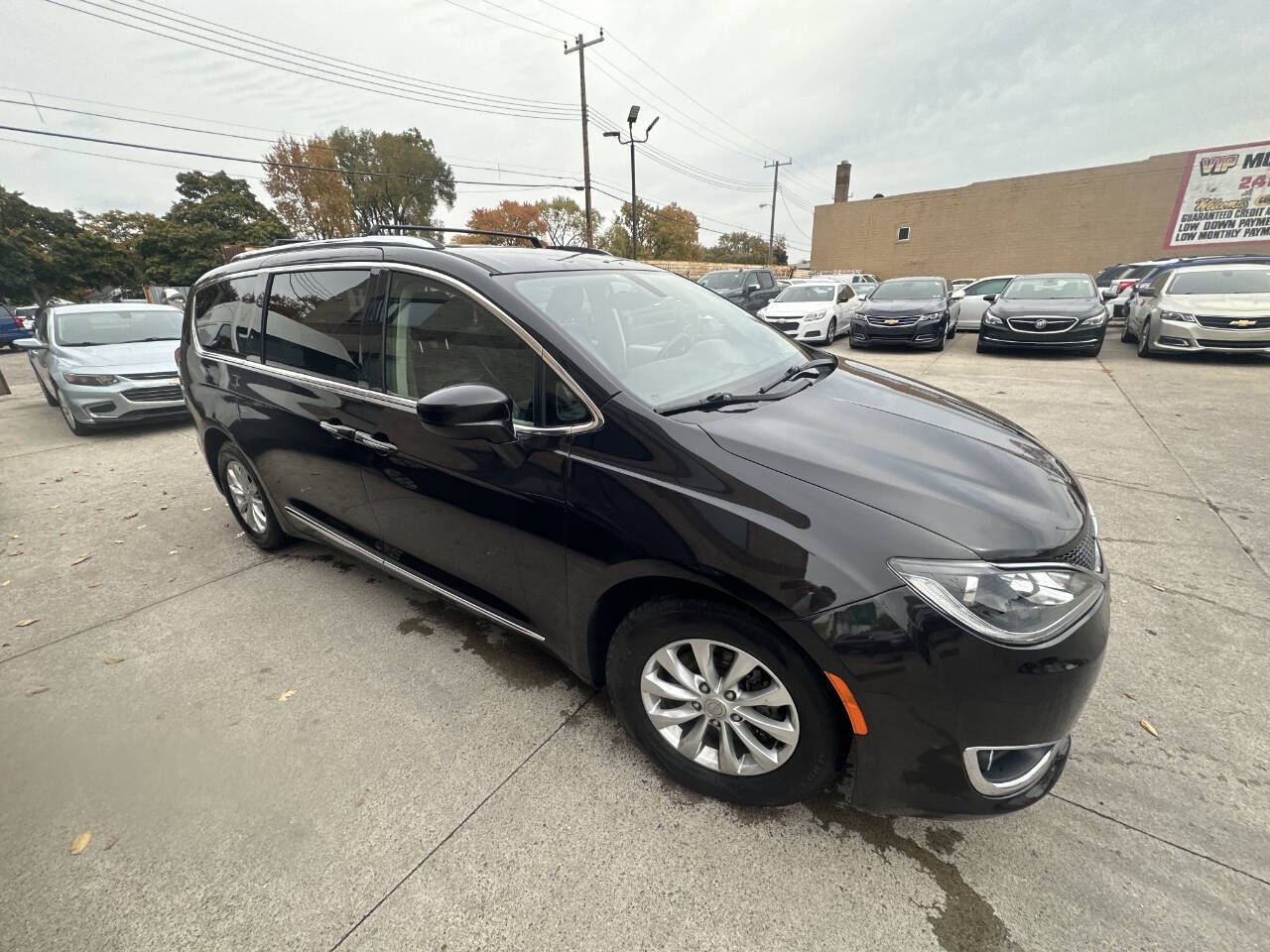 2017 Chrysler Pacifica for sale at VIP Motor Sales in Hazel Park, MI