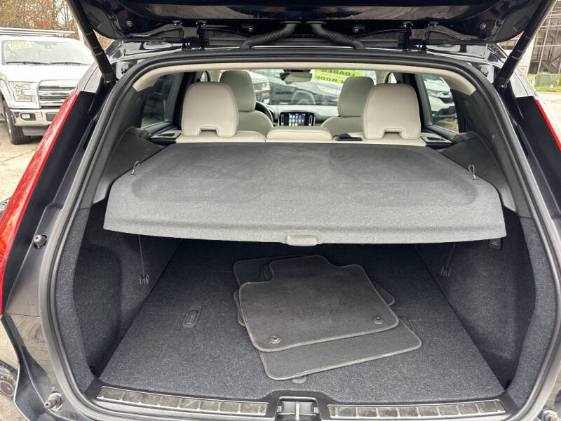 2023 Volvo XC40 B5 Plus Bright Theme