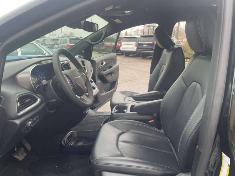 2025 Chrysler Pacifica Select