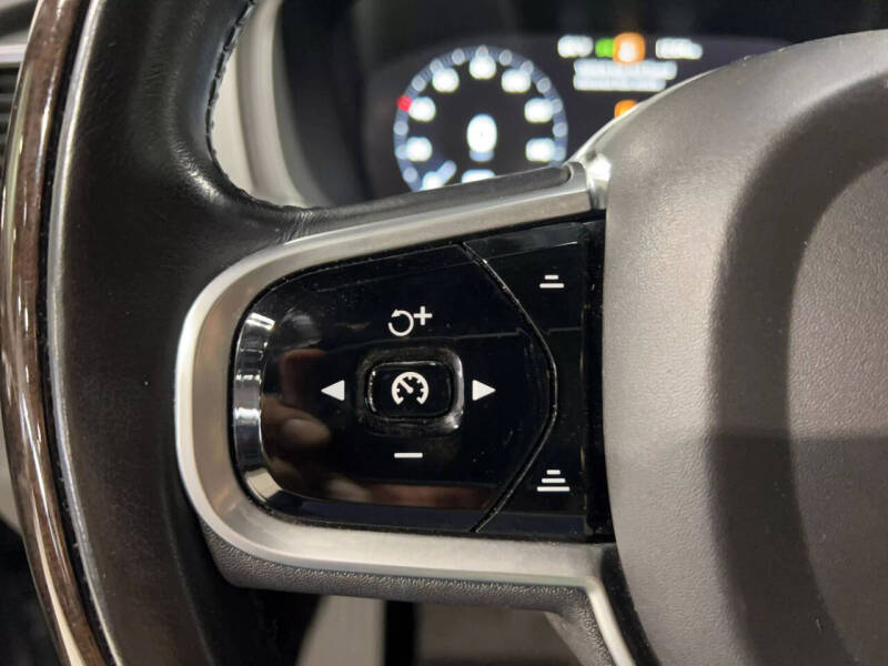 2016 Volvo XC90 T6 Momentum