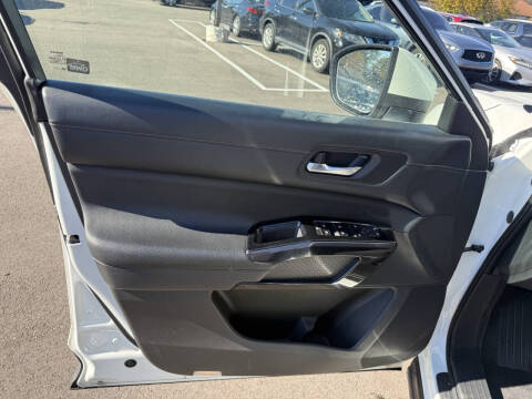 2022 Nissan Pathfinder SV