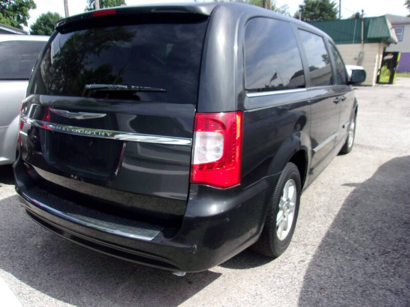 2012 Chrysler Town & Country Touring photo 4