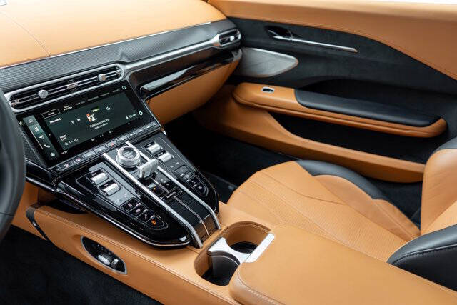 2025 Aston Martin Vantage 9