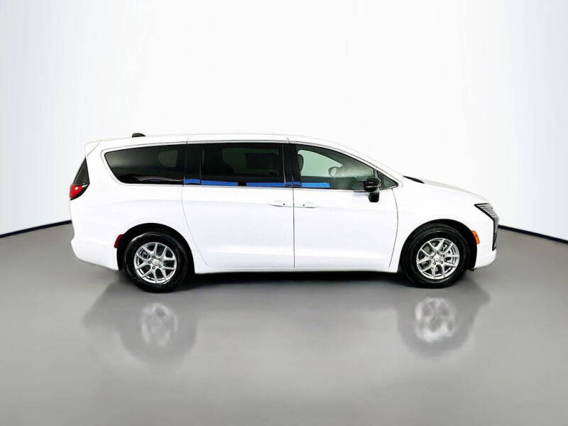 2027 Chrysler Pacifica Select