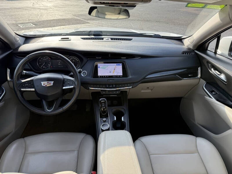 2022 Cadillac XT4 Premium Luxury