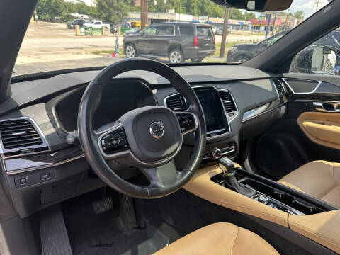 2017 Volvo XC90 T6 Momentum