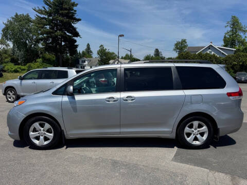 2012 Toyota Sienna LE 8-Passenger