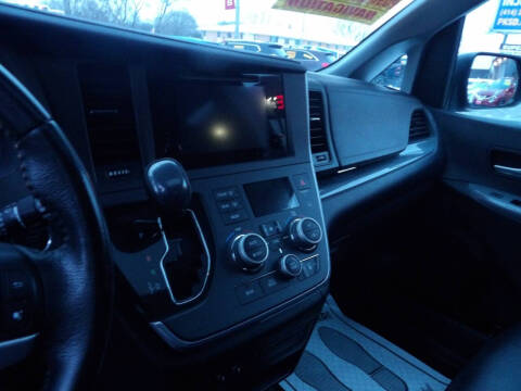 2015 Toyota Sienna SE 8-Passenger