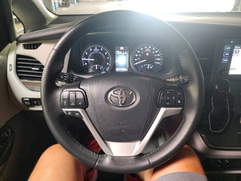 2017 Toyota Sienna XLE 8-Passenger