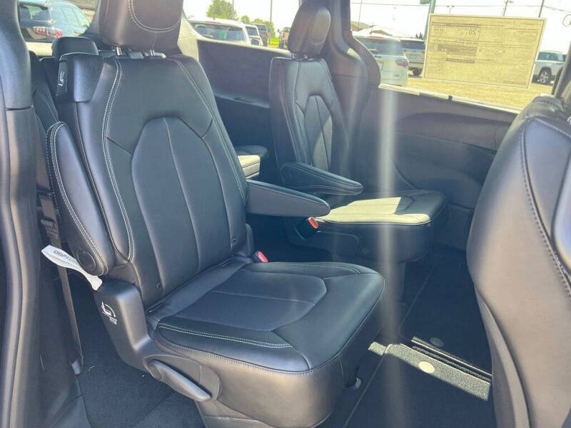 2027 Chrysler Pacifica Select