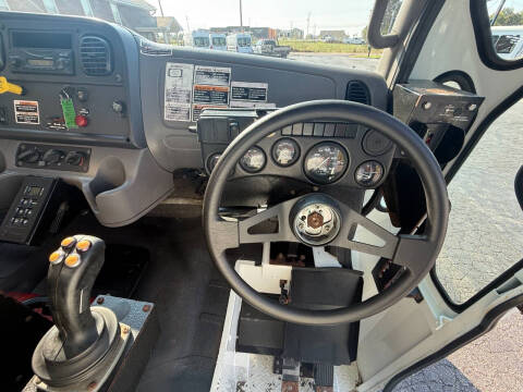 2014 Freightliner 108 SD