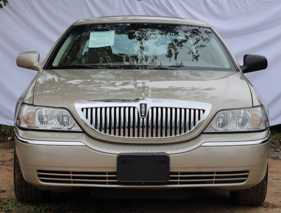 2005 Lincoln Town Car Signature Limited's photo