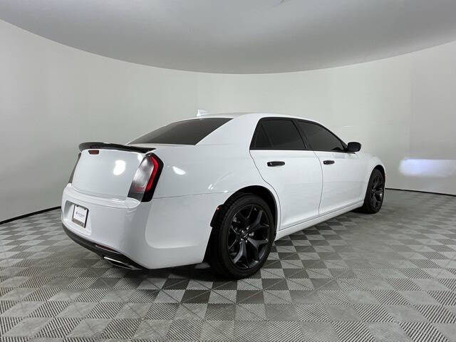 2023 Chrysler 300 Touring photo 4