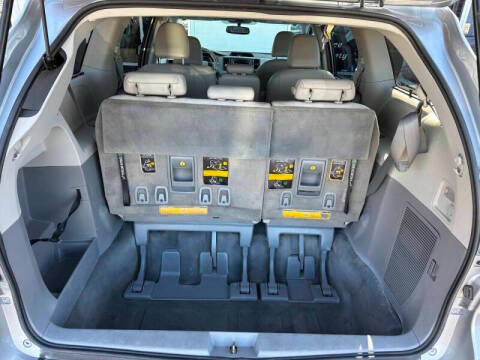 2012 Toyota Sienna XLE 7-Passenger Auto Access Seat