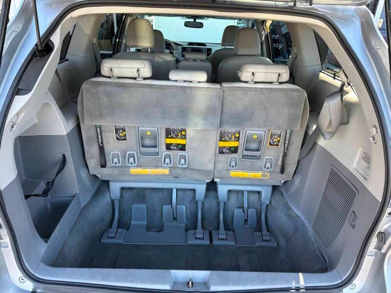 2012 Toyota Sienna XLE 7-Passenger Auto Access Seat