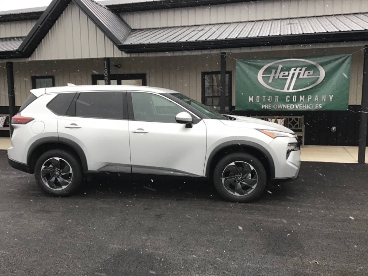 2025 Nissan Rogue SV's photo