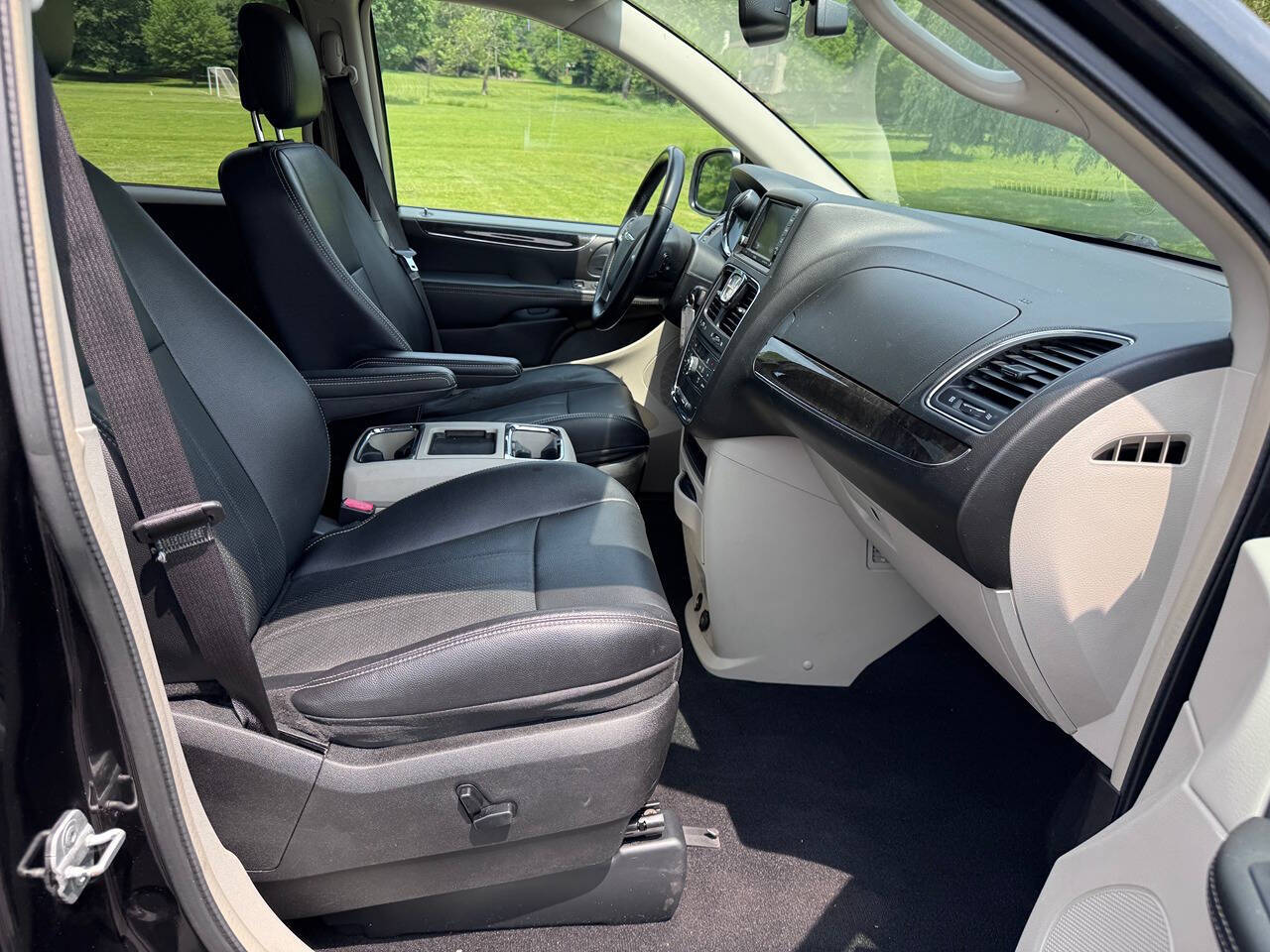 2014 Chrysler Town and Country 12