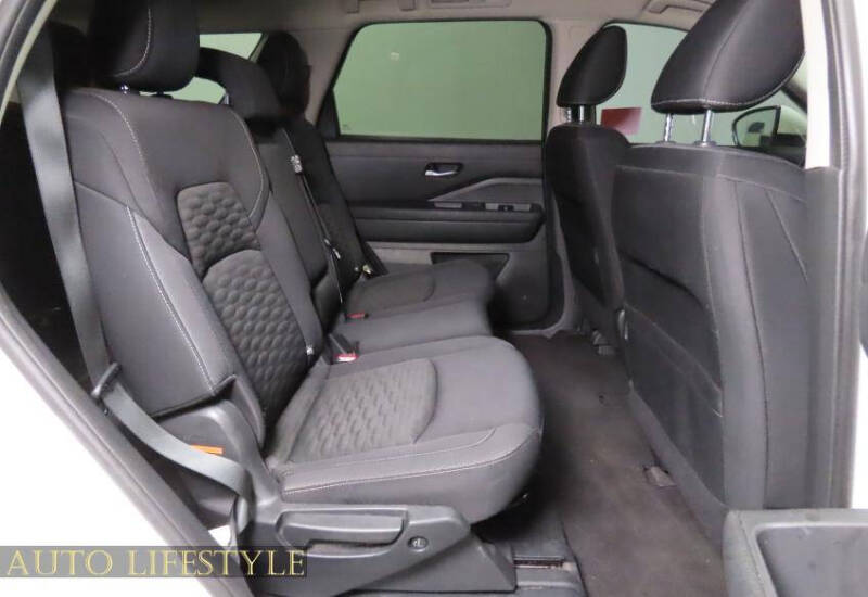 2022 Nissan Pathfinder SV