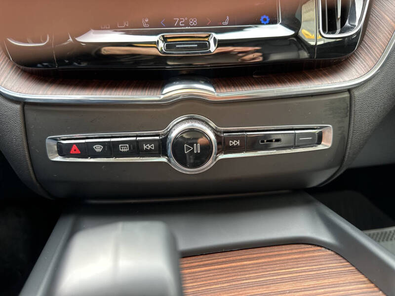 2023 Volvo XC60 B5 Plus Dark Theme