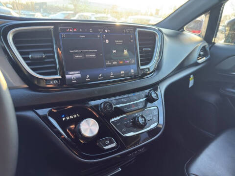 2025 Chrysler Voyager LX